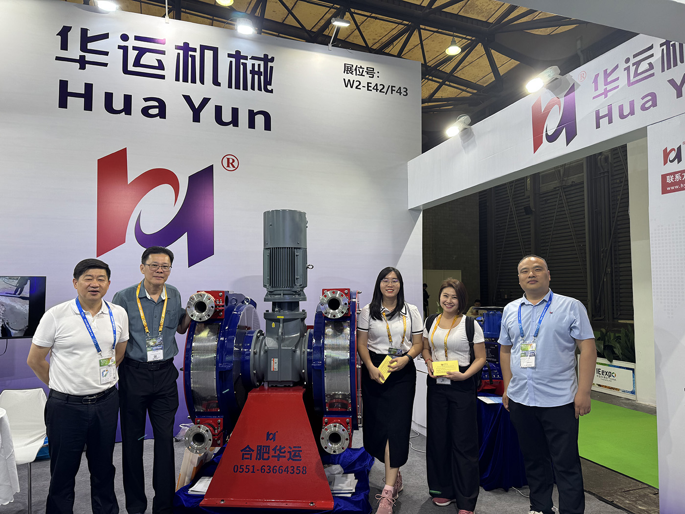 華運機(jī)械在上海環(huán)博會期間與多國客戶開展商務(wù)貿(mào)易洽談